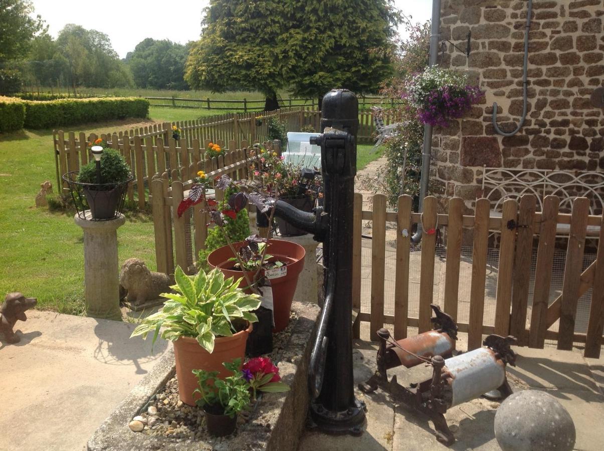 La Ville - Les Petits Champs Bed & Breakfast Buais-les-Monts Exterior photo