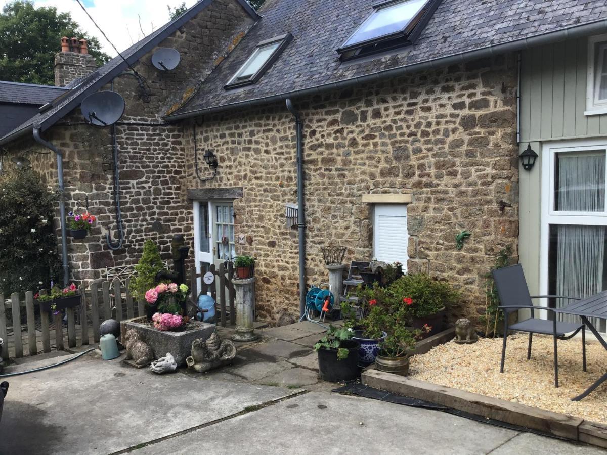 La Ville - Les Petits Champs Bed & Breakfast Buais-les-Monts Exterior photo