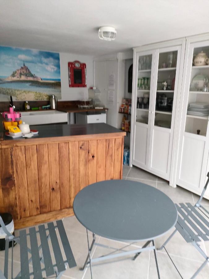 La Ville - Les Petits Champs Bed & Breakfast Buais-les-Monts Exterior photo